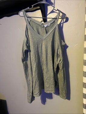 89th & Madison Gray Cold-Shoulder V-Neck Long Sleeve Top